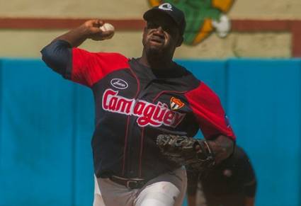 El derecho Frank Madan es uno de los mejores lanzadores de la 60 Serie Nacional de Béisbol