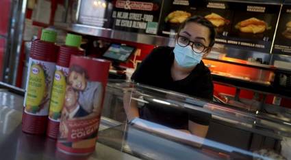 Una camarera en un bar de Nuevos Ministerios, en Madrid.