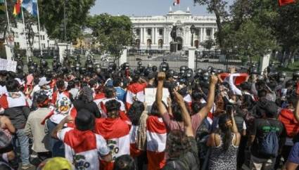 Pueblo peruano en las calles