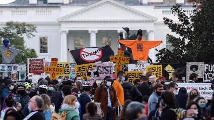 Manifestantes contra el racismo se reúnen ante la Casa Blanca a la espera del final de Trump como presidente