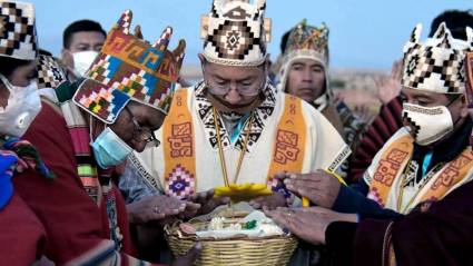 Antes de juramentar hoy, Arce y Choquehuanca pidieron la luz de la Pachamama, en la tradicional ceremonia indígena de Tiwanacu donde Evo recibió tres veces el bastón de mando.