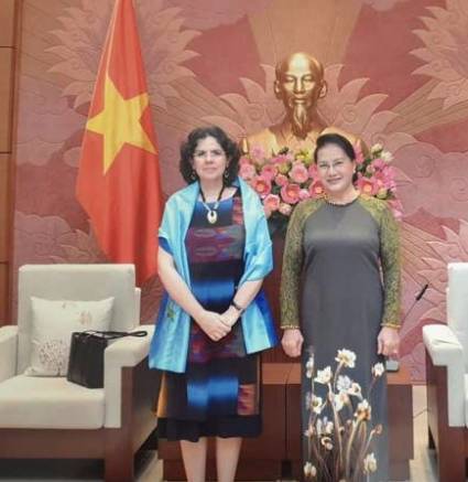 Presidenta del Parlamento de Vietnam recibe a embajadora de Cuba