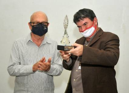 De manos de Miguel Barnet Lanza, presidente de la Fundación Fernando Ortiz, recibió el premio Omar Valiño, director de la Biblioteca Nacional José Martí.