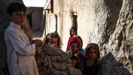 Un grupo de ninos de la aldea en Maiwand, provincia de Kandahar.