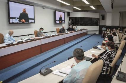 Presidente de la República, Miguel Díaz-Canel Bermúdez, en el Palacio de la Revolución, con científicos, expertos y productores vinculados con temas de soberanía alimentaria y nutricional.