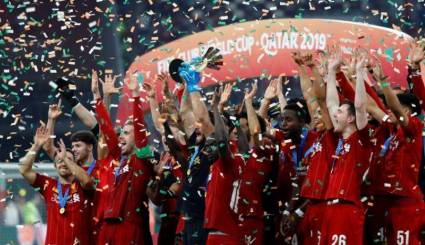 Los jugadores del Liverpool celebran con la copa tras ganar el Mundial de Clubes ante Flamengo de Brasil en 2019