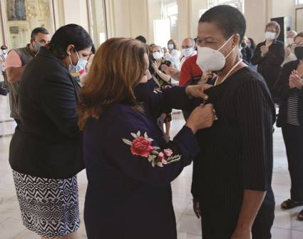 Mujeres que  honran la Patria