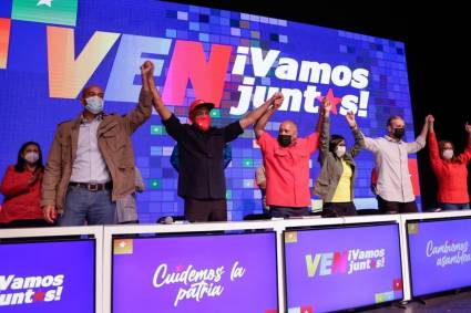 Líderes del PSUV saludan el triunfo tras el primer parte electoral.