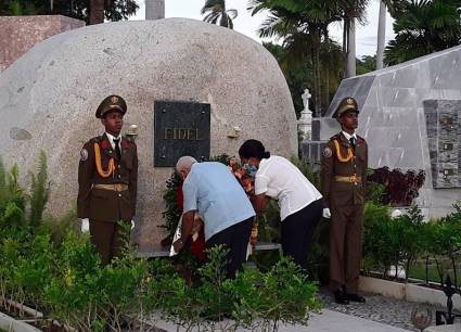 Santiagueros recordaron en vibrante peregrinación el cuarto aniversario del acto en que el eterno Comandante en Jefe de los cubanos fuera sembrado en el cementerio Santa Ifigenia