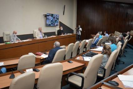 Gobierno cubano analiza situación de la COVID-19 en el país.
