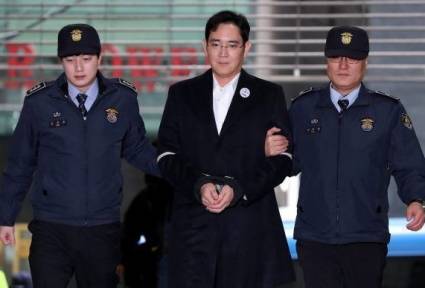 Condenan a dos años y medio de cárcel a heredero de Samsung