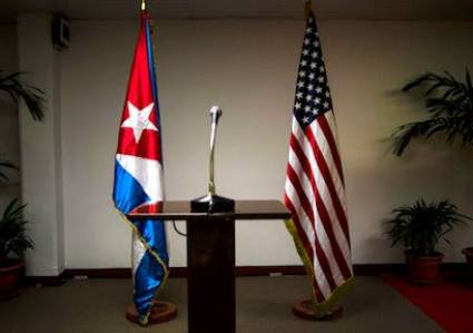 banderas de Estados Unidos y Cuba