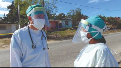 Los jóvenes de batas blancas en Cuba