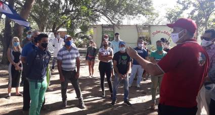 Visita de la UJC a un centro laboral en Las Tunas