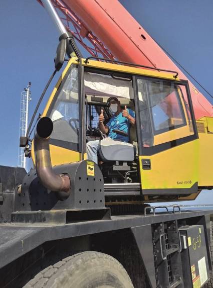 Jóvenes cubanos en labores de producción