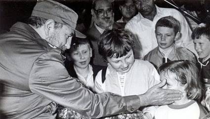 Fidel Castro Ruz recibe a primeros pacientes de Chernóbil