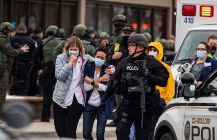 Un pistolero provocó un tiroteo en un centro comercial de Boulder