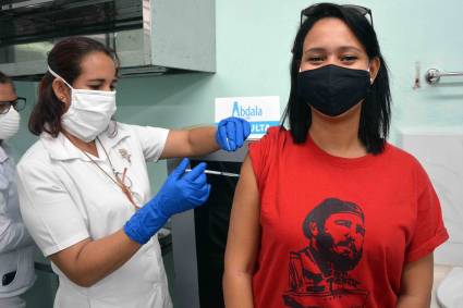 La fase III del ensayo clínico del candidato vacunal CIGB-66 comenzó este 22 de marzo en las provincias de Granma, Santiago de Cuba y Guantánamo.