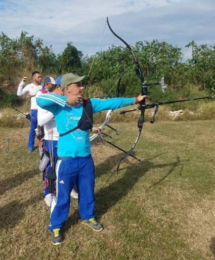 Atletas cubanos de tiro con arco