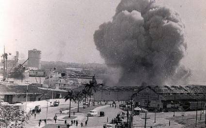 Un hongo inmenso de humo negro