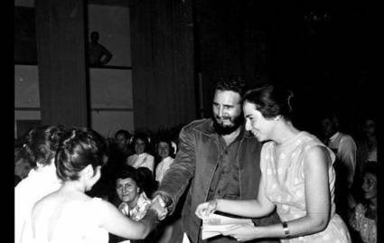 Fidel junto a Vilma Espín durante el acto de fundación de la Federación de Mujeres Cubanas