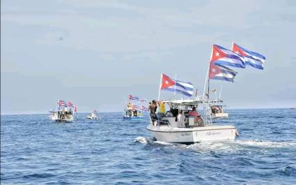 Regata en La Habana para exigir el fin del bloqueo de Estados Unidos contra Cuba.