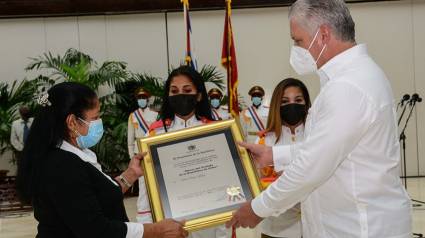 Condecoración con el Título Honorífico «Héroe del Trabajo de la República de Cuba» por el presidente Miguel Díaz-Canel Bermúdez.