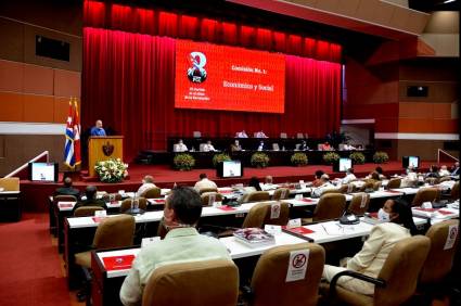 Sesión de la Comisión Económica y Social en el 8vo. Congreso del Partido Comunista de Cuba.