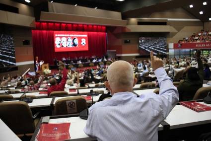 El Proyecto de Resolución sobre el Informe Central al 8vo. Congreso del Partido Comunista de Cuba fue aprobado unánimemente por los delegados.