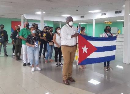 Arriban a Cuba colaboradores médicos desde San Vicente