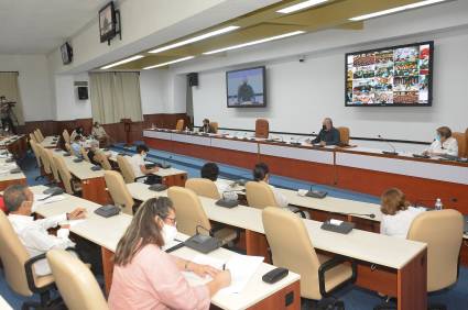 Manuel Marrero Cruz en encuentro con responsables de equipos de atención a la población