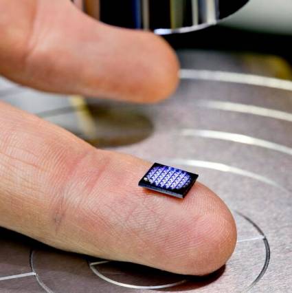 Presentan microchip más pequeño