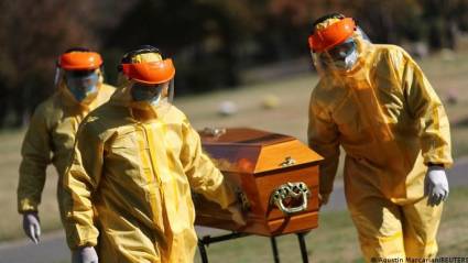 Trabajadores del cementerio Memorial llevan un ataúd durante un simulacro de entierros tras el aumento de casos de covid-19 en Buenos Aires, Argentina