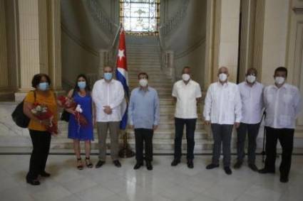 Diplomático cubano expulsado por el gobierno colombiano es recibido en la Cancillería de su país.