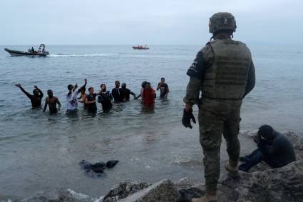 Migrantes llegan a nado a Ceuta.