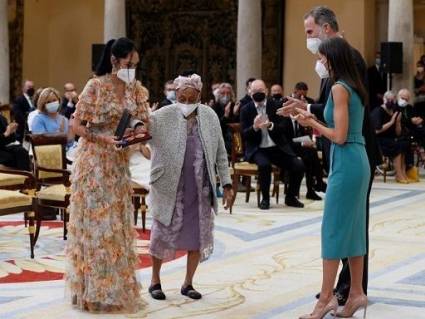 Omara recibiendo Premio en España