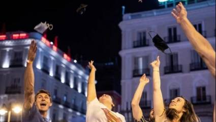 Españoles alzan sus mascarillas