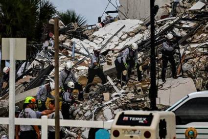 Rescatistas trabajan en edificio colapsado en Miami