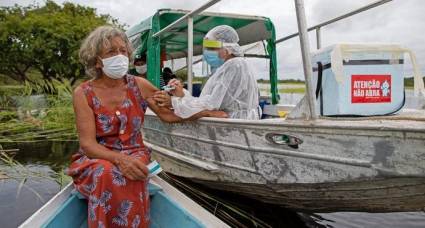 Hasta la comunidad de Nossa Senhora Livramento en Río Negro, en Brasil, va llegando también la vacunación.