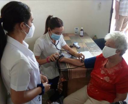 Flora Leyda Fernández, de 74 primaveras, fue la primera camagüeyana en recibir la dosis de Abdala.