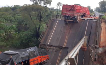 Derrumbe de puente en Paraguay
