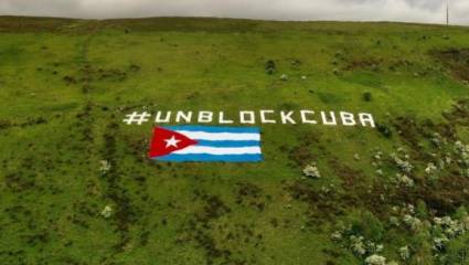 Bandera cubana gigante en solidaridad contra el bloqueo