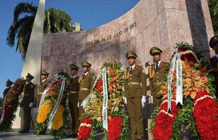 Rinden honores a mártires del 26 de julio en el Cementerio Santa Ifigenia