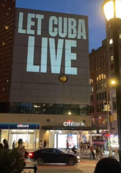 La noche de este jueves, desde Union Square en Nueva York, Estados Unidos, se dĳo Cuba sí, Bloqueo no y Let Cuba Live.