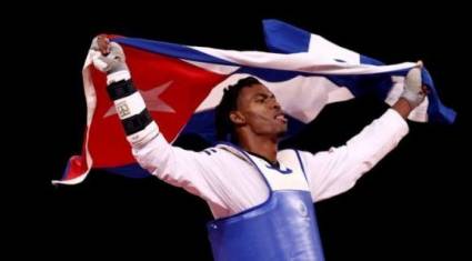 Rafael Alba alza la bandera cubana