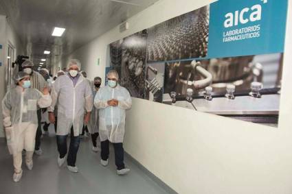 Miguel Díaz-Canel Bermúdez. durante su visita a los Laboratorios Farmacéuticos AICA