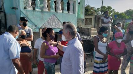 Díaz-Canel de visita en La Güinera
