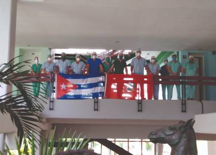 Desde un balcón por encontrarse en «zona roja», los jóvenes cienfuegueros contaron de su labor en el hotel Pasacaballo, una instalación que se convirtió en hospital de campaña para atender a niños positivos a la COVID-19.
