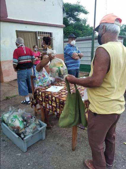 Entrega de módulo de alimentos donados en Matanzas