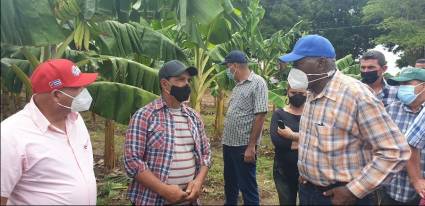 Valdés Mesa conversa con campesinos pineros